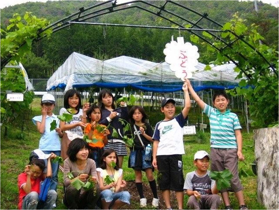 地域の小学生を農場に招いての交流