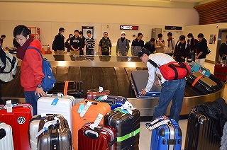 台湾到着。修学旅行委員がクラスの荷物を取ってくれています。