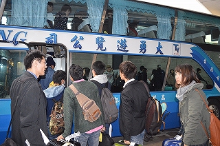 バスで龍山寺・中正紀念堂へ