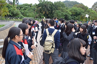 萬芳高級中学校の生徒と合流。