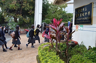 動物園の散策が終了し、いよいよ満芳高級中学校へ到着。