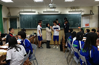 萬芳高級中学校での国語の授業体験。