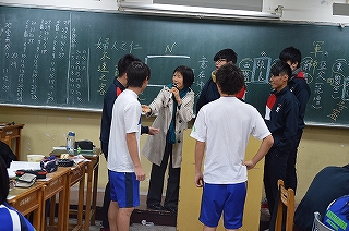 芥川の生徒が質問に答えています。