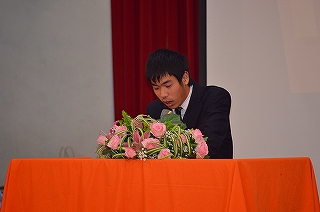 芥川高等学校生徒会副会長挨拶。必死で中国語の挨拶を行っています。