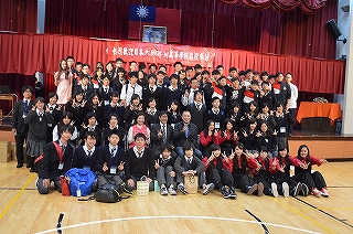 セレモニー終了後、萬芳高級中学校の生徒達と記念撮影。