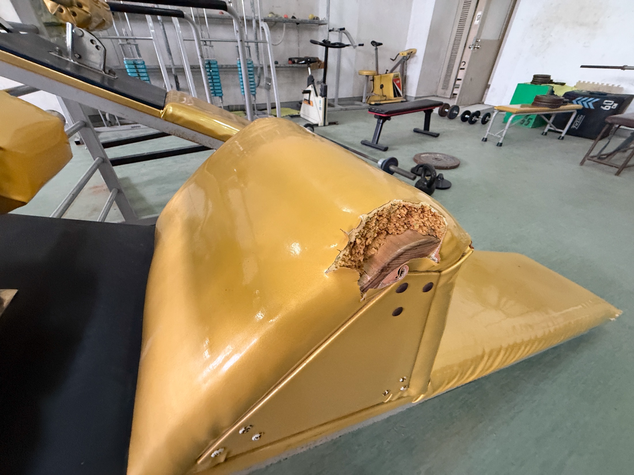 ちょっとガタのきてる部分も…。