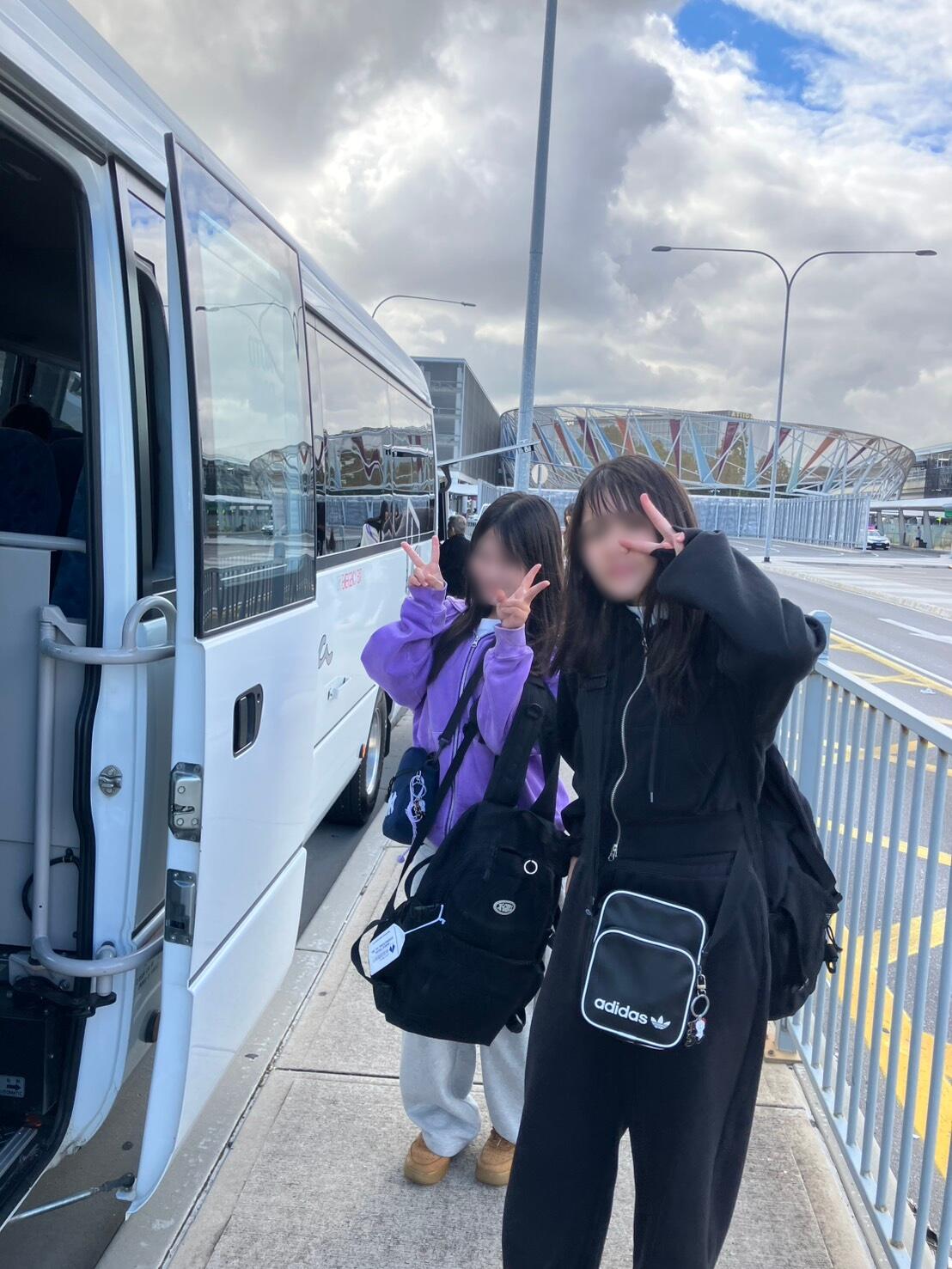 車で空港から学校まで向かう！