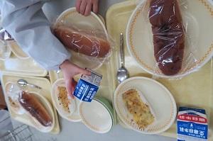 【小学部4年生】給食配膳１.jpg