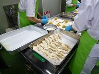 サモサを包む様子.jpg