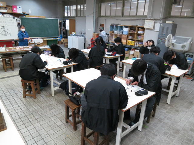 0512工業デザイン授業 (1).JPG