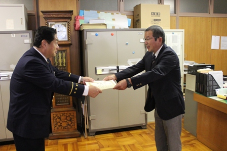 261028鬼海教諭が感謝状１.JPG