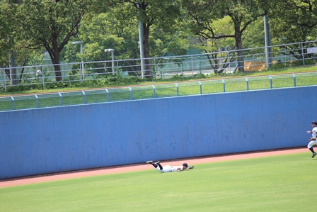 280718野球2回戦7山中好捕.JPG