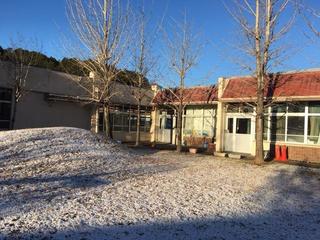 雪の積もった小学部中庭の写真