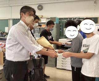 職員室で納品した生徒の様子