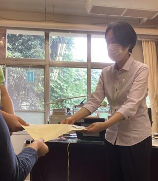 准校長室での納品の様子