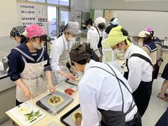 230428【写真】授業の風景⑥（２年「生活科学」、しらすと細ねぎのチーズガレット） (3).JPEGのサムネイル画像