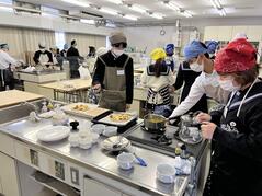 230428【写真】授業の風景⑥（２年「生活科学」、しらすと細ねぎのチーズガレット） (2).JPEGのサムネイル画像