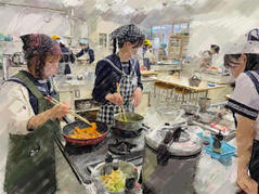 230519【写真】授業の風景⑰（３年「生活文化」、お弁当作り（予行）） (2).JPGのサムネイル画像
