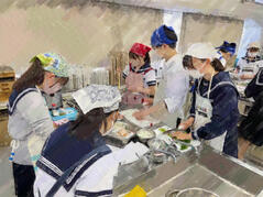 230530【写真】授業の風景㉑（２年「生活科学」、親子丼） (4).JPGのサムネイル画像