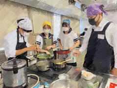 230614【写真】授業の風景30（２年「生活科学」、親子丼、小松菜のお浸し、豆腐とわかめの澄まし汁） (1).JPGのサムネイル画像