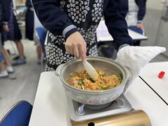 231110【写真】授業の風景68（３年「生活文化」、キムチの土鍋ご飯） (1).JPEGのサムネイル画像