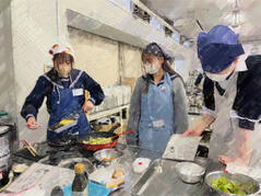 240517【写真】授業の風景⑰（３年「生活文化」、お弁当作り（練習）） (1).JPGのサムネイル画像