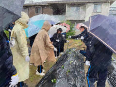 240531【写真】授業の風景⑳（２年「まちづくり」、宙いもプロジェクト（苗植え）） (3).JPGのサムネイル画像