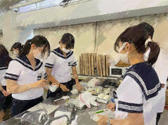 240718【写真】授業の風景36（１年「家庭基礎」、離乳食実習） (1).JPGのサムネイル画像