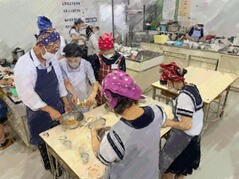 240912【写真】授業の風景42（３年「生活文化」、夏野菜の和だしカレー、にんじんケーキ） (5).JPGのサムネイル画像