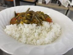 240912【写真】授業の風景42（３年「生活文化」、夏野菜の和だしカレー、にんじんケーキ） (4).JPGのサムネイル画像