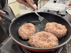 241127【写真】授業の風景67（３年「生活文化」、ひじきと豆腐のハンバーグ、焼き野菜のスープ） (1).JPGのサムネイル画像
