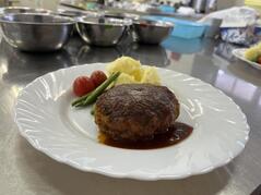 241127【写真】授業の風景67（３年「生活文化」、ひじきと豆腐のハンバーグ、焼き野菜のスープ） (2).JPGのサムネイル画像