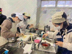 250115【写真】（コメント）授業の風景75（３年「生活文化」、プチトマトの麻婆豆腐、雑穀スープ） (5).JPGのサムネイル画像