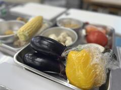 250626【写真】授業の風景44（３年「生活文化」、夏野菜のカポナータ、コーンポタージュ、ご飯、黒豆茶） (4).jpgのサムネイル画像