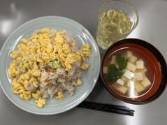 250613【写真】授業の風景37（３年「生活文化」、切干大根のちらし寿司、豆腐のすまし汁） (4).JPEGのサムネイル画像