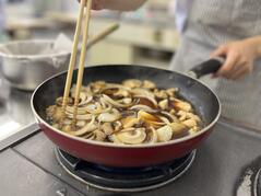 250604【写真】授業の風景27（２年「生活科学」、親子丼、小松菜のお浸し、豆腐とわかめのすまし汁） (1).JPEGのサムネイル画像