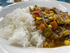 250716【写真】授業の風景48（３年「生活文化」、和風出汁の夏野菜カレー、にんじんの蒸しケーキ） (1).jpegのサムネイル画像