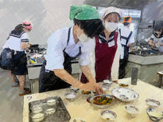 250829【写真】授業の風景52（３年「生活文化」、麻婆豆腐、芙蓉蟹、杏仁豆腐、ご飯） (1).JPGのサムネイル画像