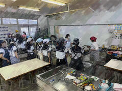 250829【写真】授業の風景52（３年「生活文化」、麻婆豆腐、芙蓉蟹、杏仁豆腐、ご飯） (2).JPGのサムネイル画像
