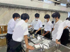 250825【写真】授業の風景51（１年「家庭基礎」、離乳食実習） (4).JPGのサムネイル画像