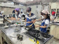 250918【写真】授業の風景61（３年「生活文化」、黒糖わらび餅） (4).JPGのサムネイル画像