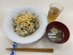 250902【写真】授業の風景54（２年「生活科学」、牛肉とごぼうのちらし寿司、みょうがとしめじのすまし汁） (2).JPEGのサムネイル画像
