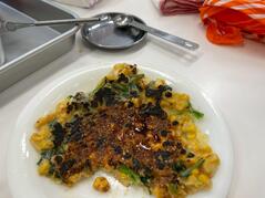 251027【写真】（コメント）授業の風景71（３年「生活文化」、ほうれん草とトウモロコシのチヂミ）.JPEGのサムネイル画像