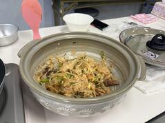 251105【写真】授業の風景73（３年「生活文化」、土鍋キムチご飯、目玉焼き） (1).JPGのサムネイル画像