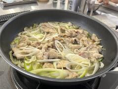 251218【写真】授業の風景86（３年「生活文化」、ねぎ塩豚丼、かす汁、ほうじ茶） (1).JPGのサムネイル画像