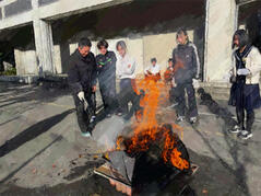 251215【写真】授業の風景83（２年「まちづくり」、竹炭製造） (2).JPGのサムネイル画像