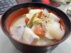 251218【写真】授業の風景86（３年「生活文化」、ねぎ塩豚丼、かす汁、ほうじ茶） (3).JPGのサムネイル画像