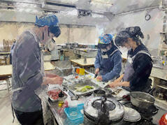 251218【写真】授業の風景86（３年「生活文化」、ねぎ塩豚丼、かす汁、ほうじ茶） (6).JPGのサムネイル画像