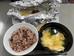 260129【写真】授業の風景89（３年「生活文化」、お祝いの献立（白身魚のホイル焼き、菊花大根、かきたま汁、赤飯、茨高カステラ）） (2).JPGのサムネイル画像