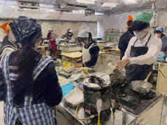 260129【写真】授業の風景89（３年「生活文化」、お祝いの献立（白身魚のホイル焼き、菊花大根、かきたま汁、赤飯、茨高カステラ）） (4).JPGのサムネイル画像